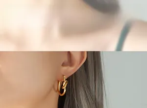 Gros plan de boucles d'oreilles nœud doré sur mannequin au style minimaliste