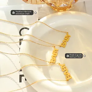Collana in acciaio al titanio dorato con ciondolo lettere BABY e catena da 40cm più 5cm