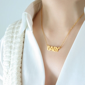 Collana minimalista in acciaio inossidabile placcato oro 18K con ciondolo BABY