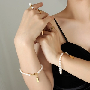 Bracciale Di Perle D'acqua Dolce Acciaio Al Titanio Placcato Oro 18K Ciondolo Quadrato Lettera Stile Francese Gioielli