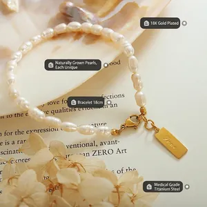 Bracciale di perle in acciaio al titanio placcato oro 18K con ciondolo rettangolare LOVE