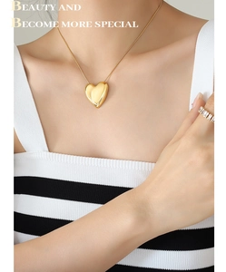 Detalle del collar con colgante de corazón chapado en oro de 18k con diseño de cadena de serpiente