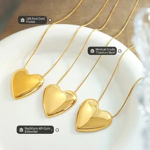 Collar con colgante de corazón chapado en oro de 18k y cadena de serpiente en acero titanio