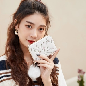 Petit portefeuille femme crème avec broderie florale et breloque pompon blanc soyeux