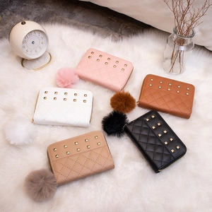 Petit Portefeuille Matelassé en Similicuir pour Femme avec Rivets Dorés Pompon Fermeture Éclair Porte-Monnaie Porte-Cartes