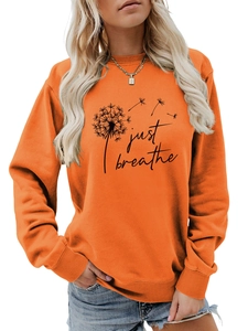 Détail du sweat orange Just Breathe avec imprimé pissenlit et col rond pour femme