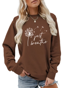 Détail de l'imprimé pissenlit Just Breathe sur un sweat marron à col rond pour femme