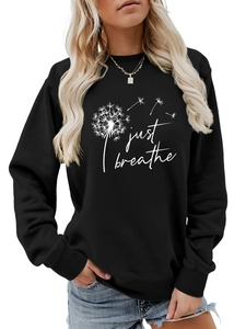 Gros plan détaillé de l'imprimé pissenlit Just Breathe sur un sweat décontracté noir