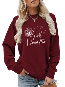 Détail de l'imprimé pissenlit Just Breathe sur le sweat bordeaux à manches longues