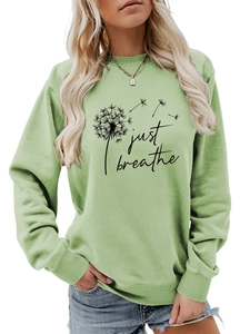 Détail de l'imprimé pissenlit Just Breathe et poignets côtelés sur un sweat-shirt vert clair