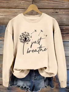 Détail de l'imprimé pissenlit Just Breathe sur un sweat-shirt à manches longues crème