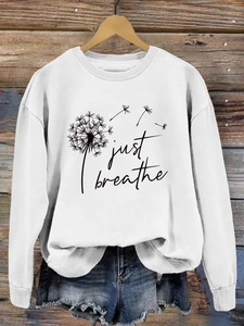 Gros plan sur l'imprimé pissenlit 'Just Breathe' du sweat à manches longues blanc
