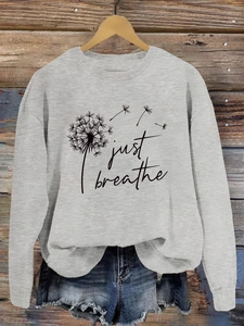 Détail de l'imprimé pissenlit Just Breathe sur sweatshirt décontracté en coton gris
