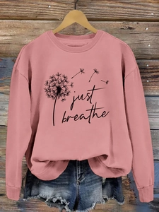 Détail de l'imprimé pissenlit Just Breathe sur sweatshirt rose à col rond pour femme