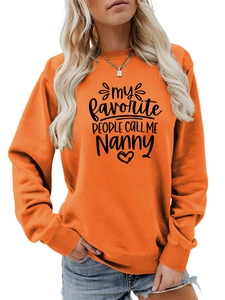 Détail d'un sweat orange à col rond avec imprimé 'My Favorite People'