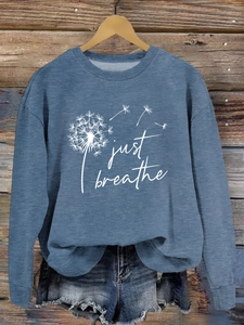 Détail de l'imprimé pissenlit Just Breathe sur sweat à col rond bleu brume pour femme