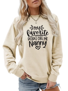 Détail de l'imprimé My Favorite People Call Me Nanny sur le sweat-shirt beige col rond