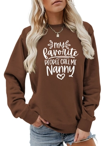 Détail de l'imprimé My Favorite People Call Me Nanny sur un sweat à col rond marron