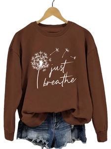Détail de l'imprimé pissenlit Just Breathe sur sweat marron avec short en jean