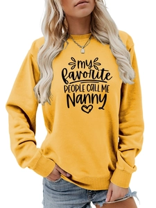 Détail de l'imprimé 'my favorite people' et de la texture du sweat-shirt jaune