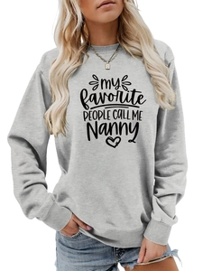 Détail du tissu gris du sweat avec slogan imprimé noir et col rond à bords-côtes
