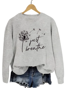 Détail des poignets côtelés et imprimé pissenlit Just Breathe sur sweat gris