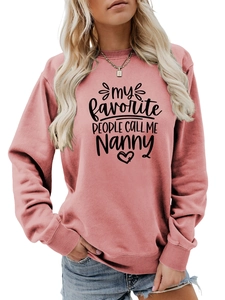 Détail du sweat rose avec inscription 'my favorite people call me nanny' et motif de cœur