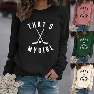 Détail du sweat-shirt col rond pour femme avec imprimé hockey That's My Girl en couleurs