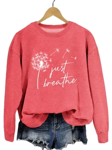 Gros plan sur l'imprimé pissenlit Just Breathe d'un sweat rouge en coton à manches