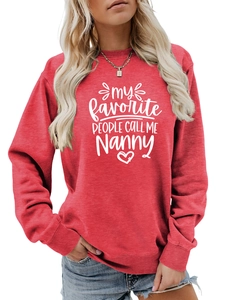 Détail du sweat rouge à col rond avec lettrage blanc My Favorite People Call Me Nanny