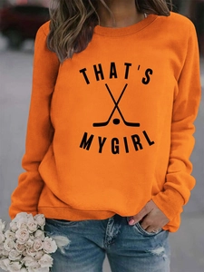 Détail du sweat orange à col rond avec imprimé That's My Girl et motif de hockey