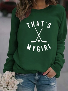 Détail du sweat vert foncé avec inscription blanche That's My Girl et logo hockey