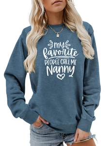 Gros plan sur l'imprimé 'Nanny' du sweat à col rond gris-bleu pour femme élégant