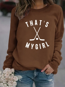 Détail de l'imprimé hockey That's My Girl blanc sur un sweat marron café