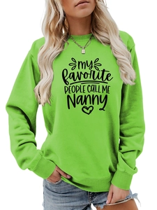 Détail du sweat vert à col rond avec poignets côtelés et slogan imprimé