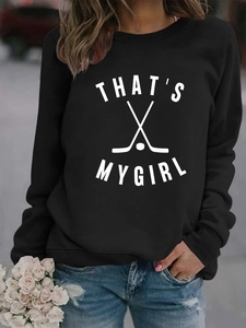 Détail de l'imprimé THAT'S MY GIRL et du motif de hockey sur le sweat noir à col rond