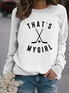 Détail de l'inscription That's My Girl et des bâtons de hockey sur le sweat blanc