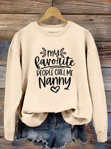 Détail de l'imprimé My Favorite People Call Me Nanny sur sweat-shirt beige à manches longues