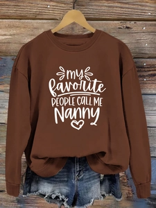 Sweat-shirt marron avec imprimé My Favorite People Call Me Nanny sur un cintre en bois