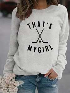 Détail d'un sweat gris avec imprimé THAT'S MY GIRL et graphismes de hockey sur glace