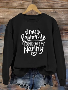 Gros plan sur l'imprimé 'my favorite PEOPLE CALL ME Nanny' sur sweat-shirt noir