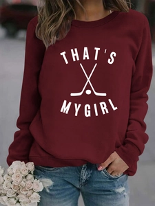 Détail du sweat-shirt bordeaux avec imprimé blanc THAT'S MY GIRL et bâtons de hockey