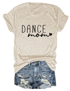 Dettaglio della stampa Dance Mom su t-shirt beige e pantaloncini di denim