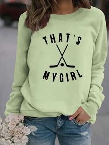 Détail du col rond et imprimé That's My Girl sur le sweat-shirt décontracté vert clair