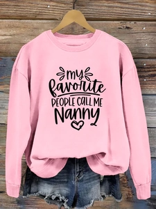 Sweat rose avec texte my favorite people call me nanny sur fond de bois rustique chic
