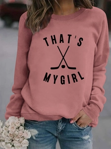 Détail du sweat-shirt col rond vieux rose avec motif That's My Girl et hockey