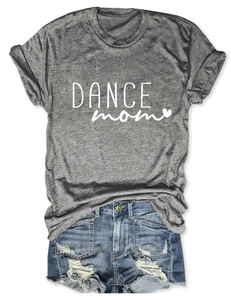 Dettaglio flat lay di una t-shirt grigio mélange con stampa DANCE mom e pantaloncini