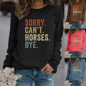 Détail de l'imprimé Sorry Can't Horses sur des sweats à col rond en quatre coloris