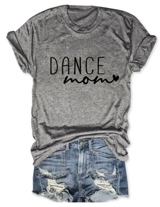 Dettaglio del testo Dance Mom e stampa a cuore su una t-shirt grigia girocollo