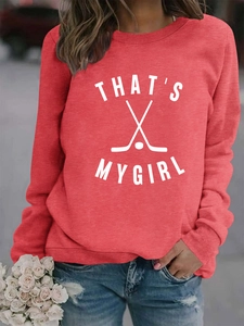 Détail du sweat rouge avec imprimé That's My Girl et motifs de bâtons de hockey